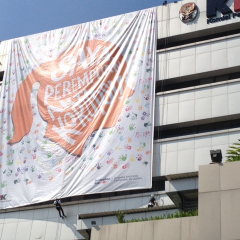 1524191461-giant-banner-di-gedung-kpk