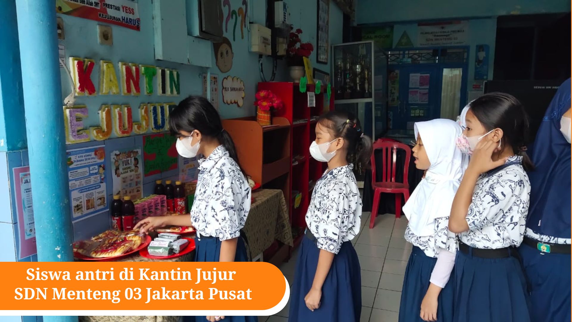 Siswa antri di Kantin Jujur SDN Menteng 03 Jakarta Pusat